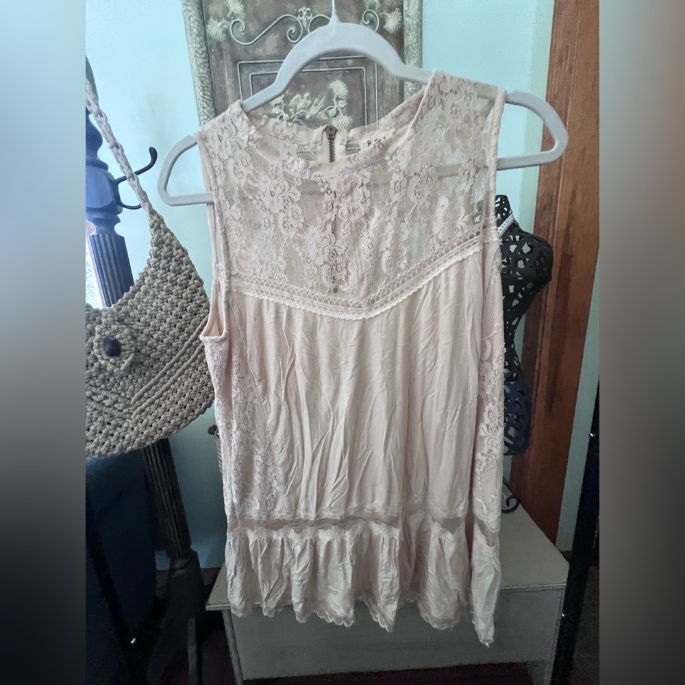 NWOT POL lace/ruffle sleeveless top. Size Large.